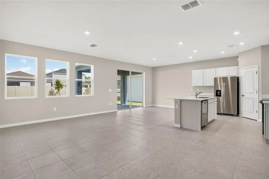 Spacious, unfurnished interior of a new home in Sanderling, Palmetto (Image 26).