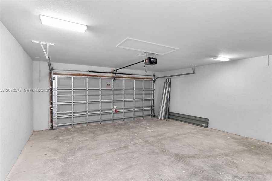 Spacious, unfurnished interior of a new home in , Cape Coral (Image 27).
