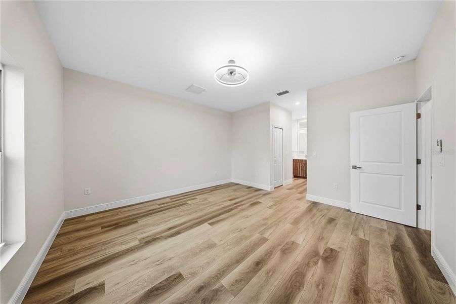 Spacious, unfurnished interior of a new home in , Port Charlotte (Image 19).