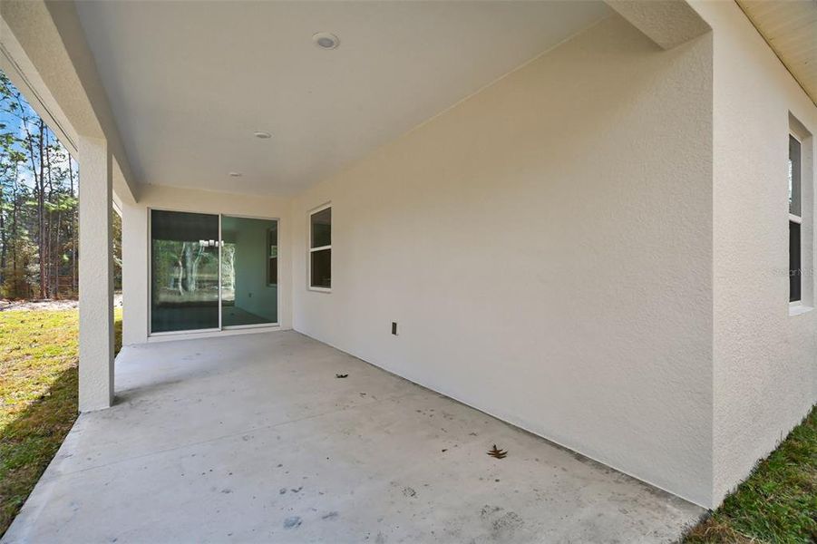 Exterior details and patio area of a home in , Citrus Springs (Image 3).