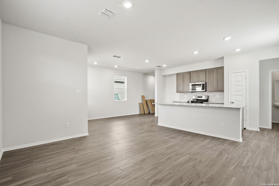 Spacious, unfurnished interior of a new home in Blue Ridge Ranch, San Antonio (Image 20).