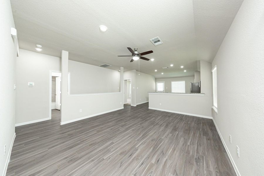 Spacious, unfurnished interior of a new home in Mackenzie Creek, Conroe (Image 11). Spacious, unfurnished interior of a new home in Mackenzie Creek, Conroe (Image 11).