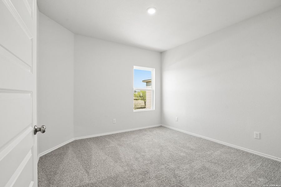 Spacious, unfurnished interior of a new home in Blue Ridge Ranch, San Antonio (Image 26).