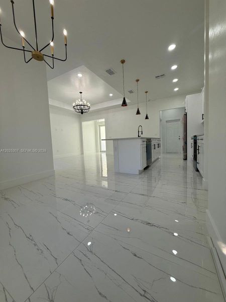 Spacious, unfurnished interior of a new home in , Lehigh Acres (Image 7).
