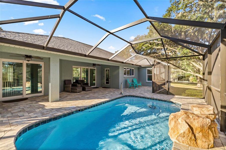 Exterior details and patio area of a home in , Dunnellon (Image 30).
