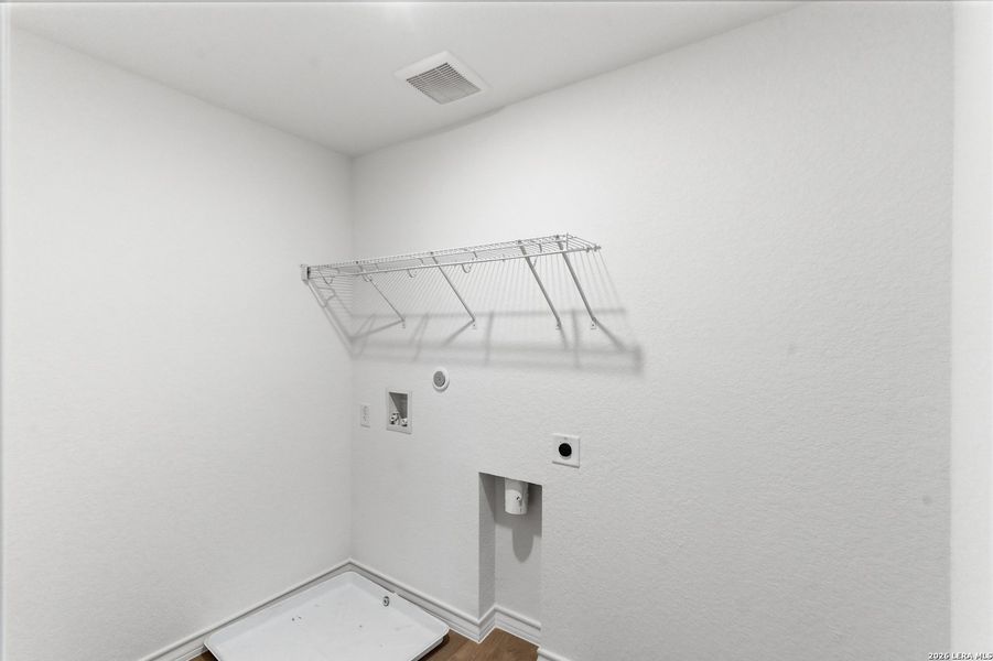 Spacious, unfurnished interior of a new home in Dove Song, Marion (Image 20).