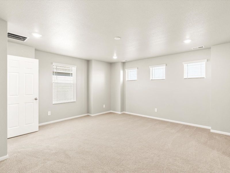 Spacious, unfurnished interior of a new home in Turnberry, Commerce City (Image 10).
