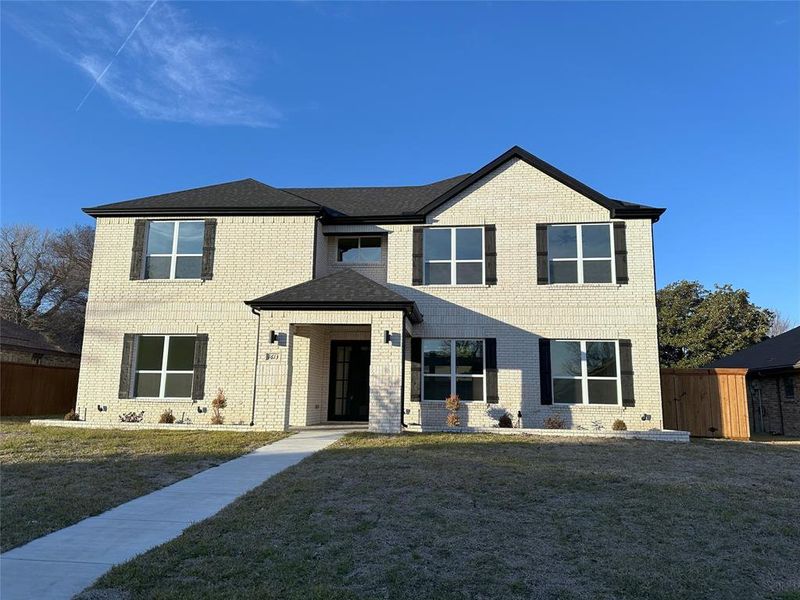 View of front of house featuring a front yard