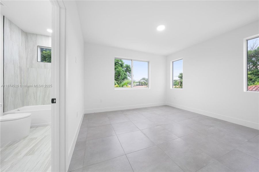 Spacious, unfurnished interior of a new home in , Miami (Image 44).