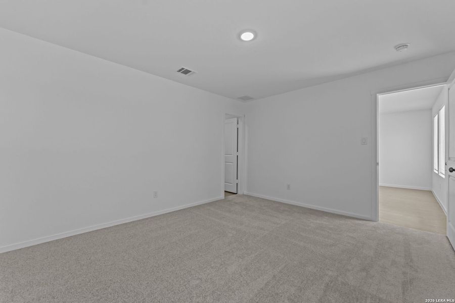 Spacious, unfurnished interior of a new home in Guadalupe Ridge, New Braunfels (Image 22).