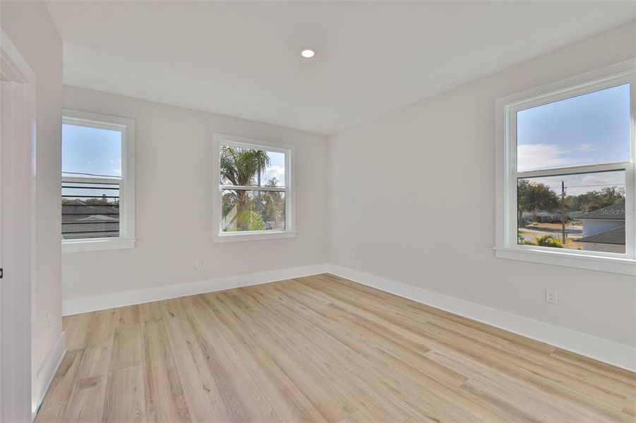 Spacious, unfurnished interior of a new home in , Tampa (Image 14).