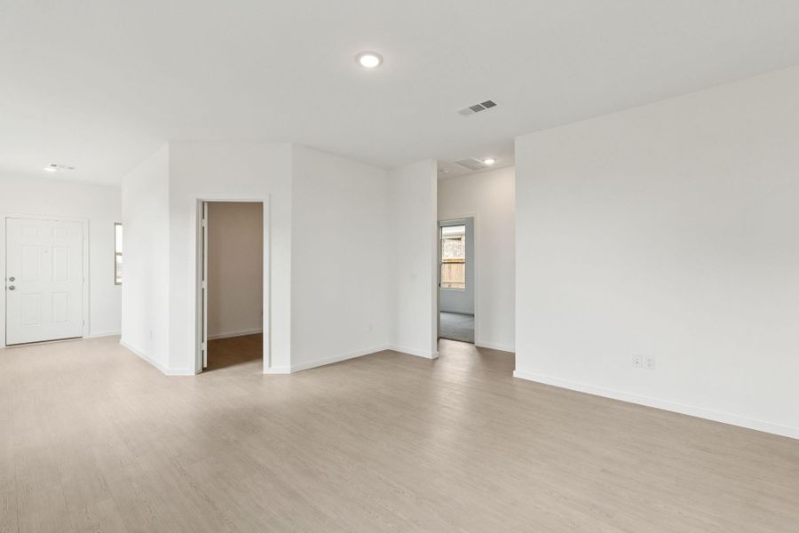 Spacious, unfurnished interior of a new home in River Ranch, Dayton (Image 16).