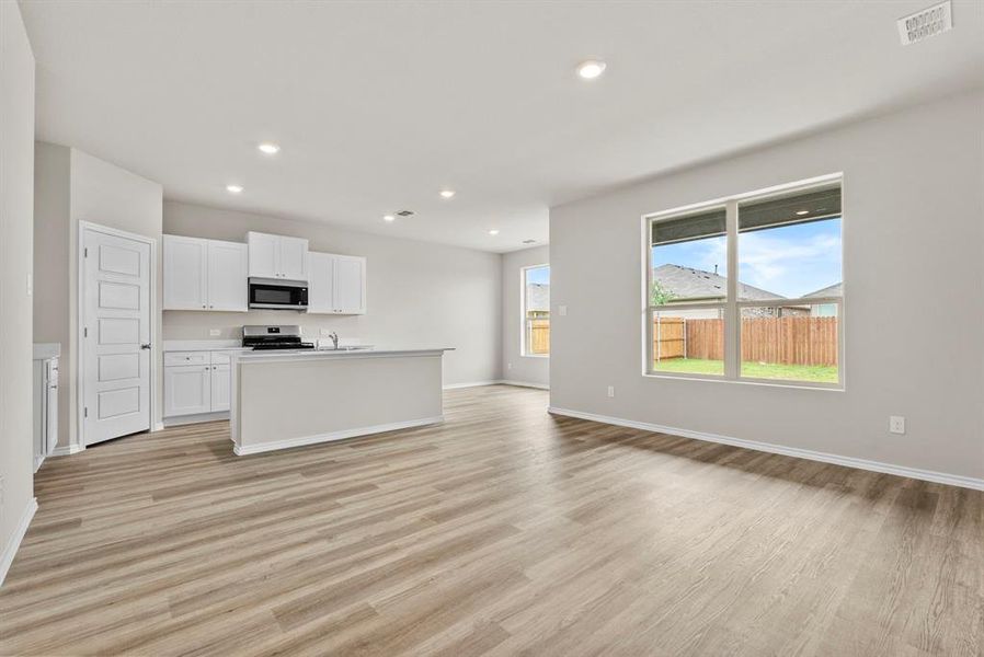 Spacious, unfurnished interior of a new home in Highlands at Chapel Creek, Fort Worth (Image 13).