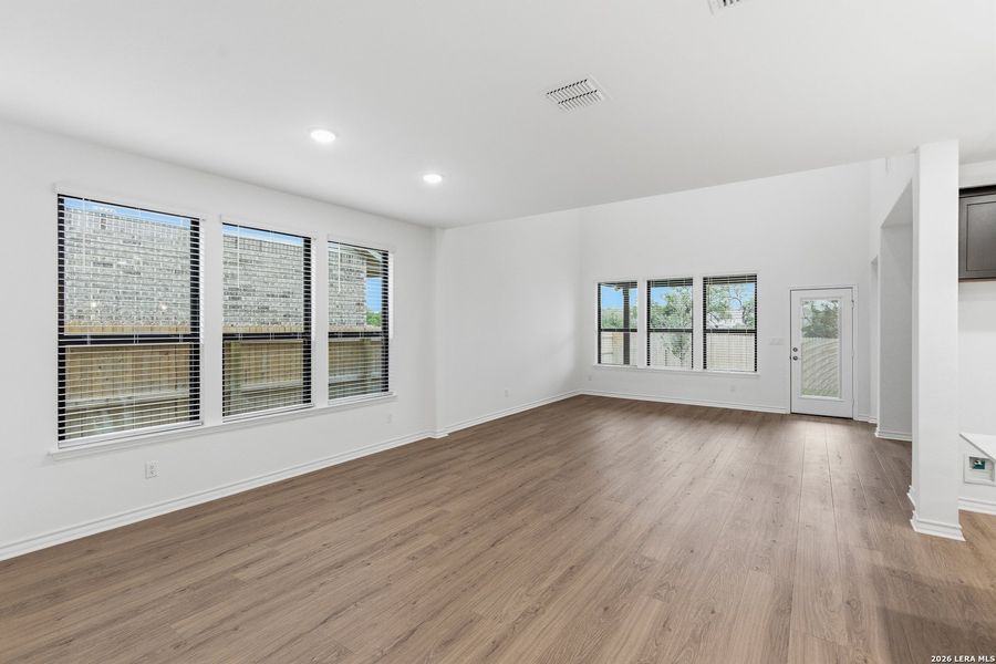 Spacious, unfurnished interior of a new home in Lily Springs, Seguin (Image 23).
