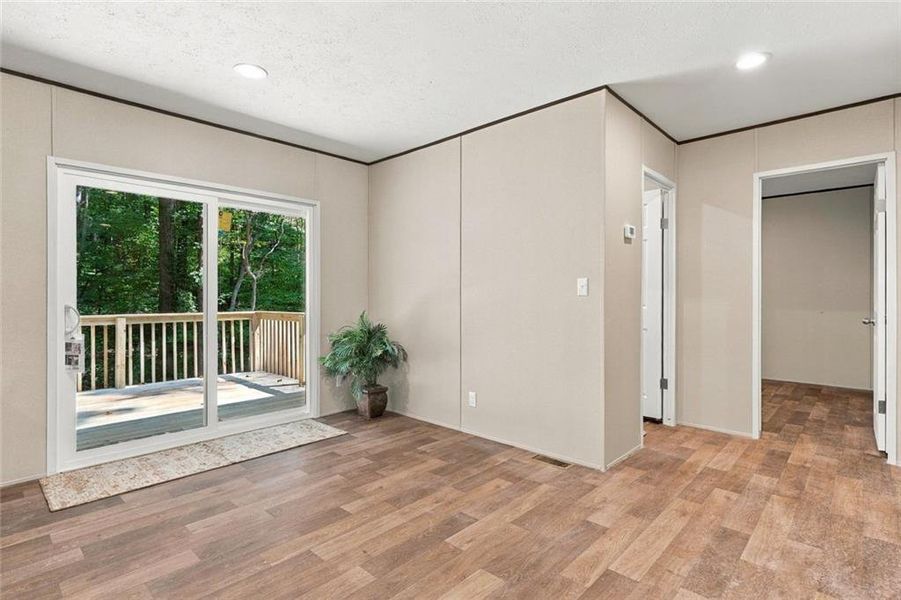 Spacious, unfurnished interior of a new home in , Jasper (Image 14).