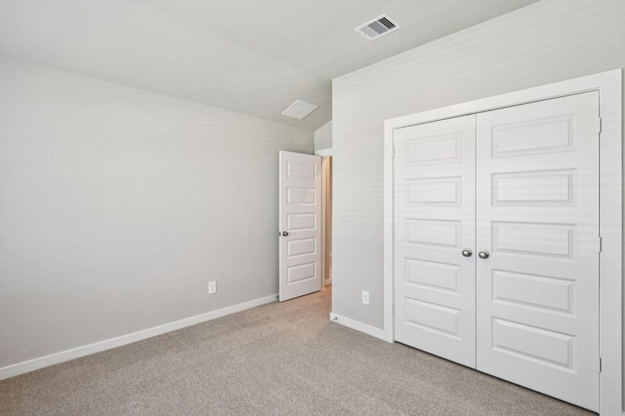 Spacious, unfurnished interior of a new home in Stewart's Ranch, Conroe (Image 36).