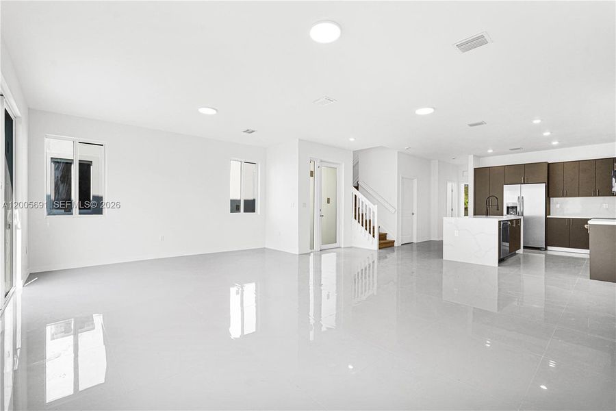 Spacious, unfurnished interior of a new home in , Miami (Image 14).