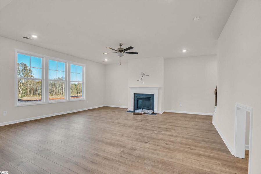 Spacious, unfurnished interior of a new home in Lynbrook, Boiling Springs (Image 18).