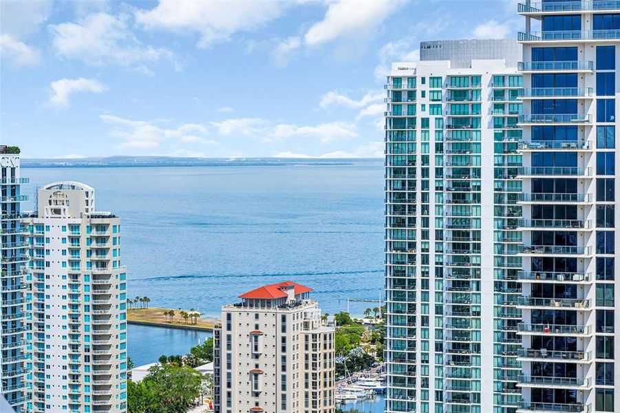 Condo located in St. Petersburg, FL showcasing its design and architecture (Image 3).