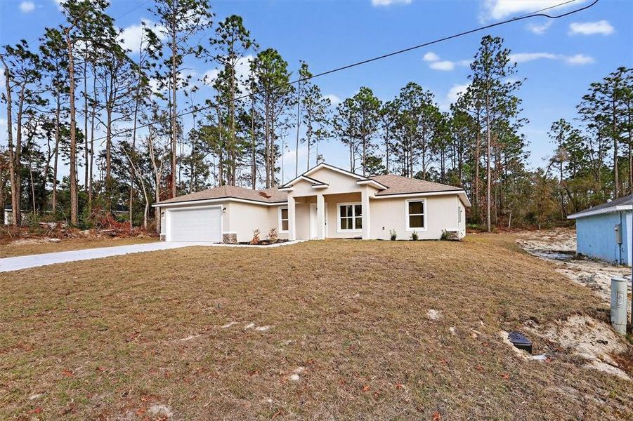 Exterior details and patio area of a home in , Citrus Springs (Image 4).