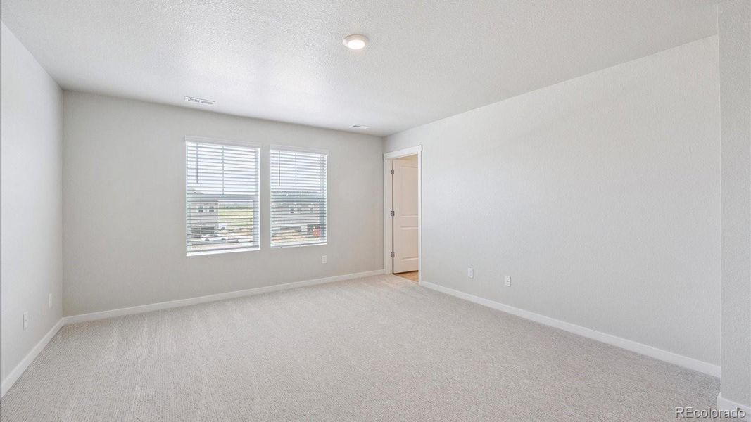 Spacious, unfurnished interior of a new home in Horizon Uptown, Aurora (Image 15).