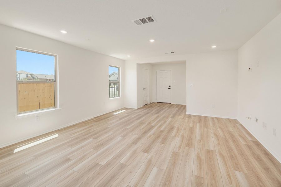 Spacious, unfurnished interior of a new home in Stoney Chase, Del Valle (Image 16).