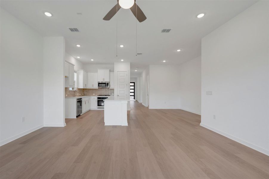 Spacious, unfurnished interior of a new home in Cedar Brook, Leander (Image 23).