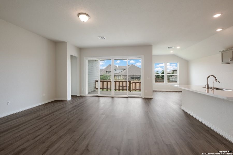 Spacious, unfurnished interior of a new home in Foxbrook, Cibolo (Image 18).