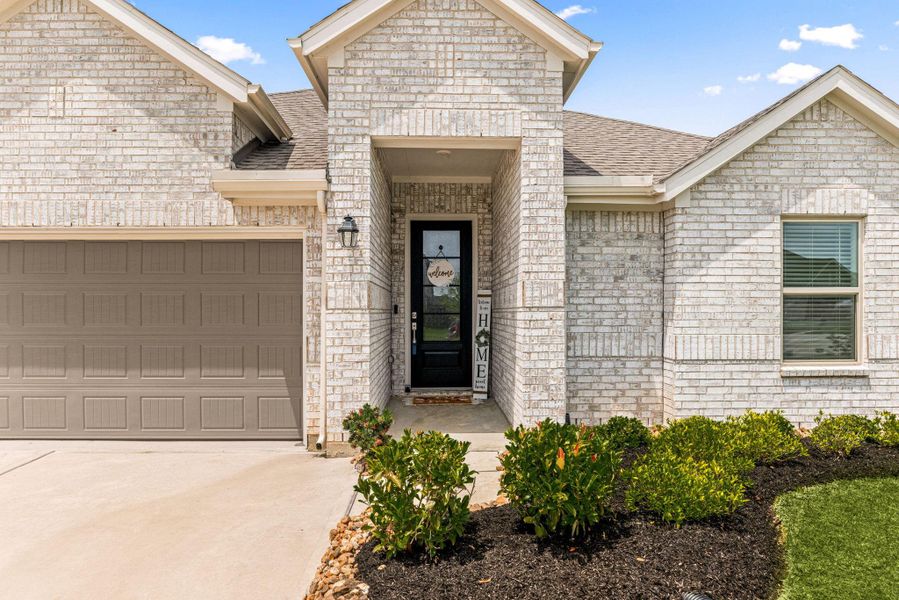 Exterior details and patio area of a home in , League City (Image 3).