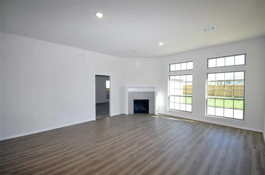 Spacious, unfurnished interior of a new home in Pedregal, League City (Image 17).