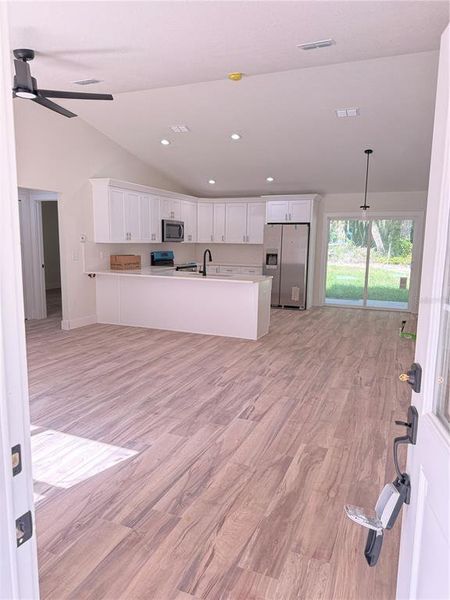 Spacious, unfurnished interior of a new home in , Ocala (Image 7).