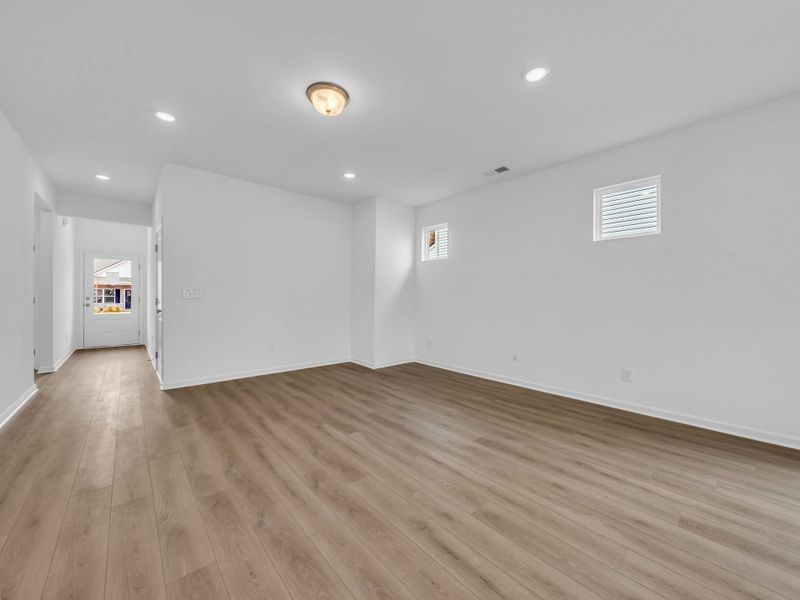 Spacious, unfurnished interior of a new home in Cantigny Park, Clarksville (Image 14).