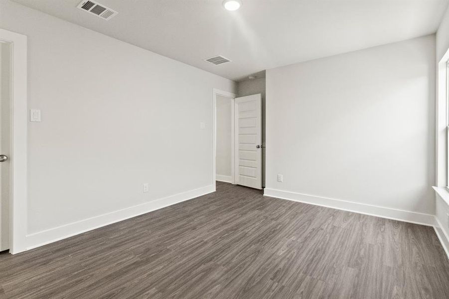 Spacious, unfurnished interior of a new home in Lyons Crest Estates, Garland (Image 27).