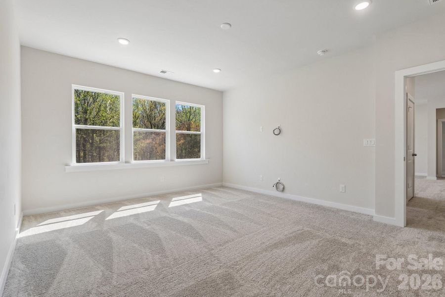 Spacious, unfurnished interior of a new home in Oakridge Farms, Mooresville (Image 10).