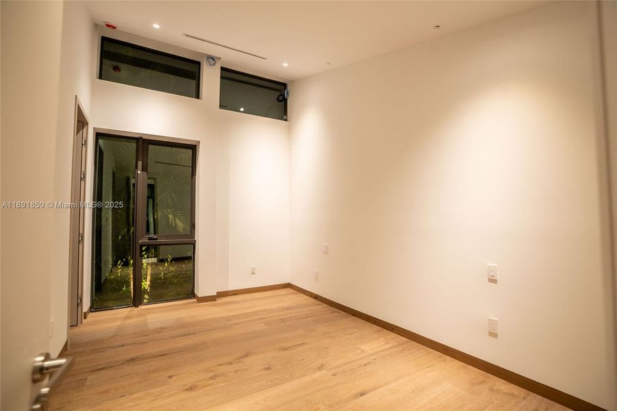 Spacious, unfurnished interior of a new home in , Coral Gables (Image 18).