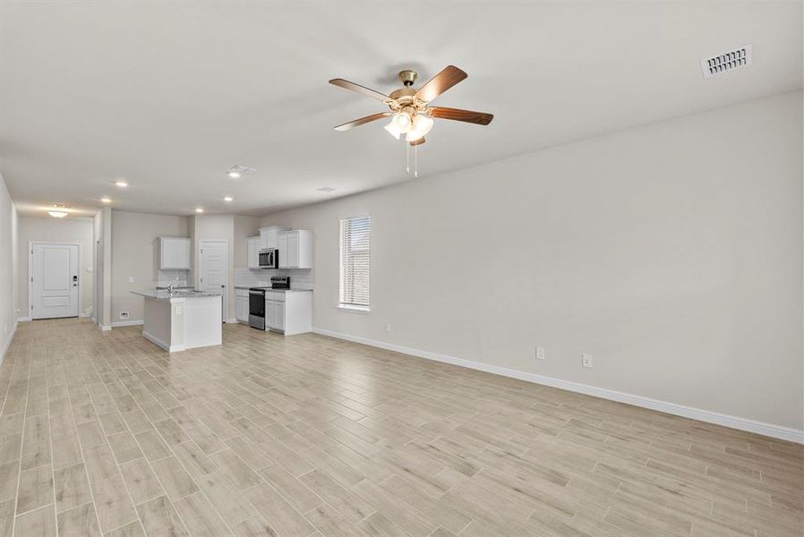 Spacious, unfurnished interior of a new home in Saratoga, Granbury (Image 14).