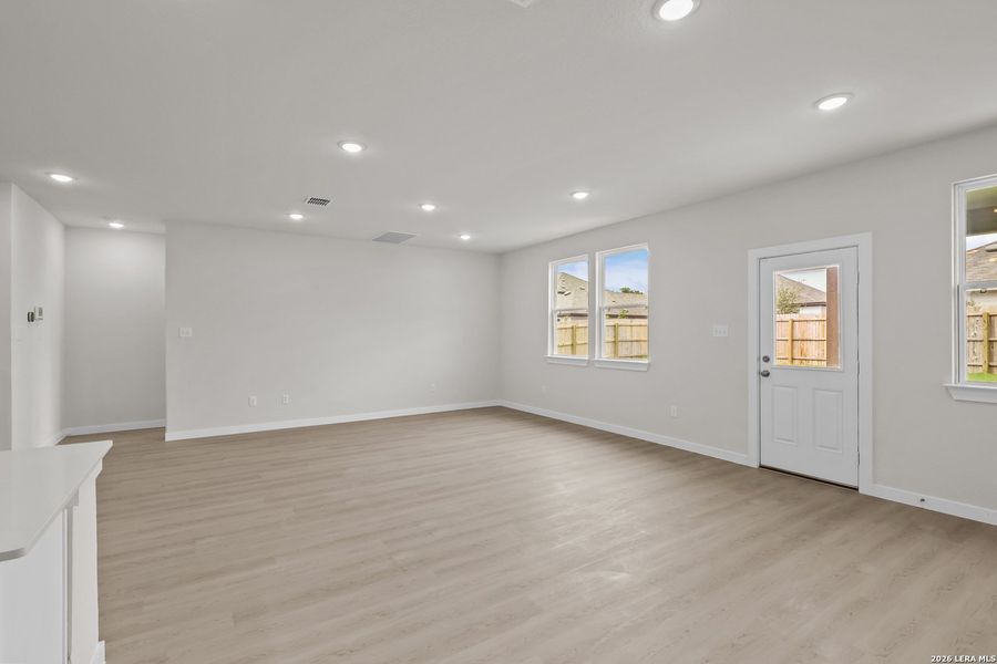 Spacious, unfurnished interior of a new home in Cinco Lakes, San Antonio (Image 32). Spacious, unfurnished interior of a new home in Cinco Lakes, San Antonio (Image 32).