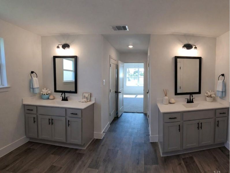 Staged photo real bathroom Staged photo real bathroom