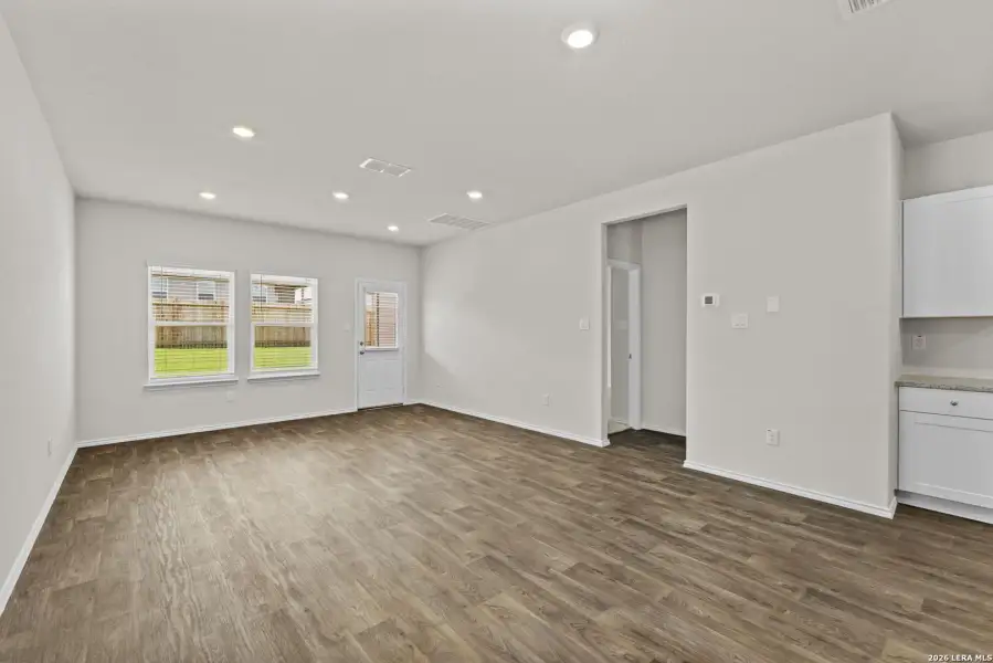 Spacious, unfurnished interior of a new home in Laurel Vistas, San Antonio (Image 34).