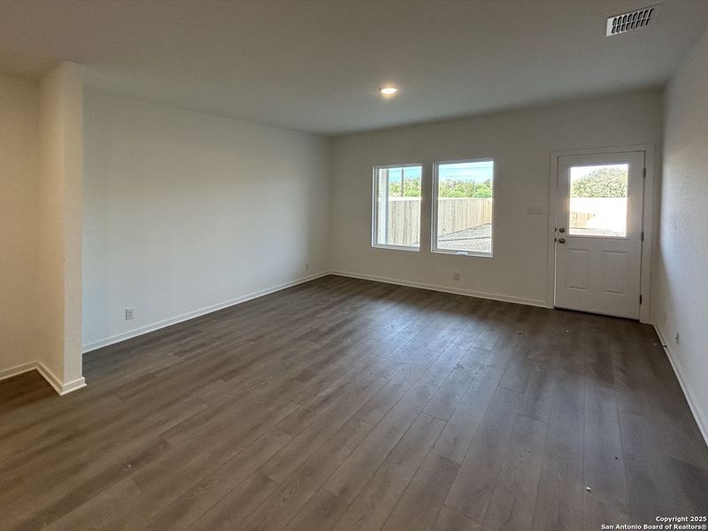 Spacious, unfurnished interior of a new home in Meadows at Hennersby Hollow 40's, San Antonio (Image 18). Spacious, unfurnished interior of a new home in Meadows at Hennersby Hollow 40's, San Antonio (Image 18).