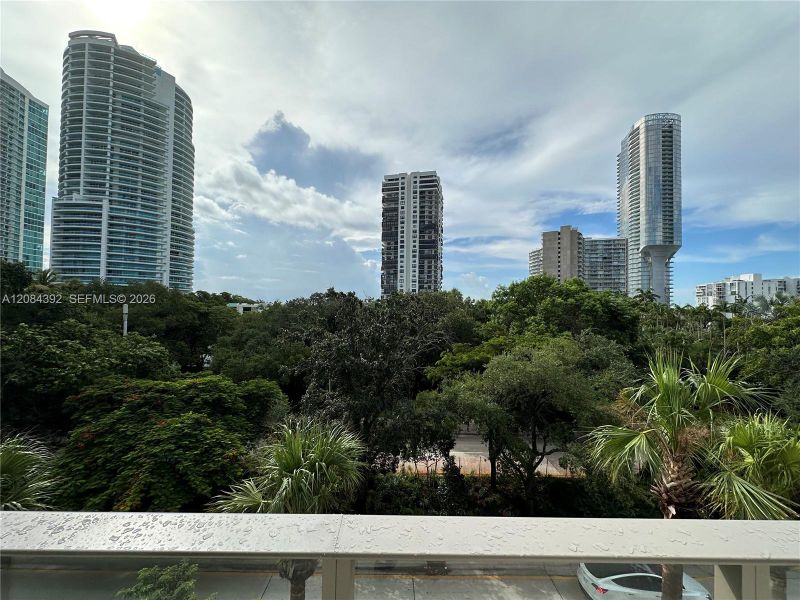 Condo located in Miami, FL showcasing its design and architecture (Image 3).