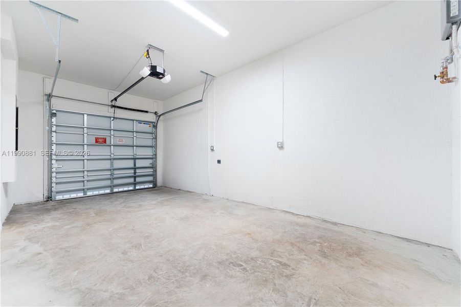 Spacious, unfurnished interior of a new home in , Lauderhill (Image 26).