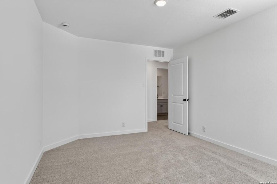 Spacious, unfurnished interior of a new home in Nopal Valley, San Antonio (Image 18).