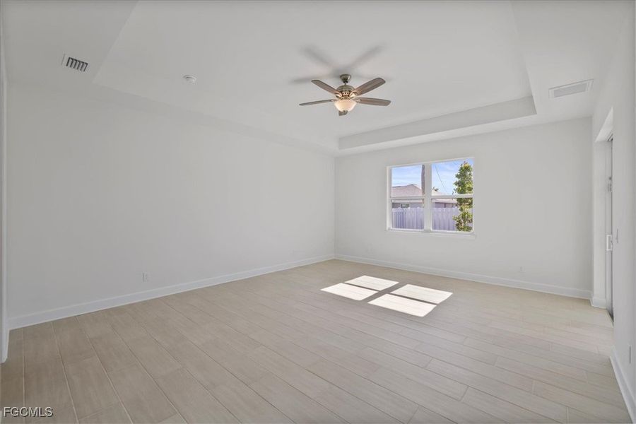 Spacious, unfurnished interior of a new home in Cape Coral, Cape Coral (Image 31).