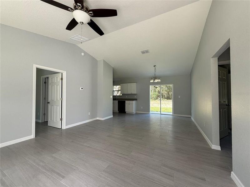 Spacious, unfurnished interior of a new home in , Ocala (Image 6).