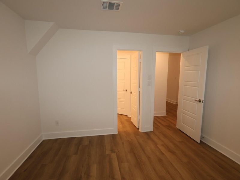 Spacious, unfurnished interior of a new home in Lago Mar, Santa Fe (Image 25).