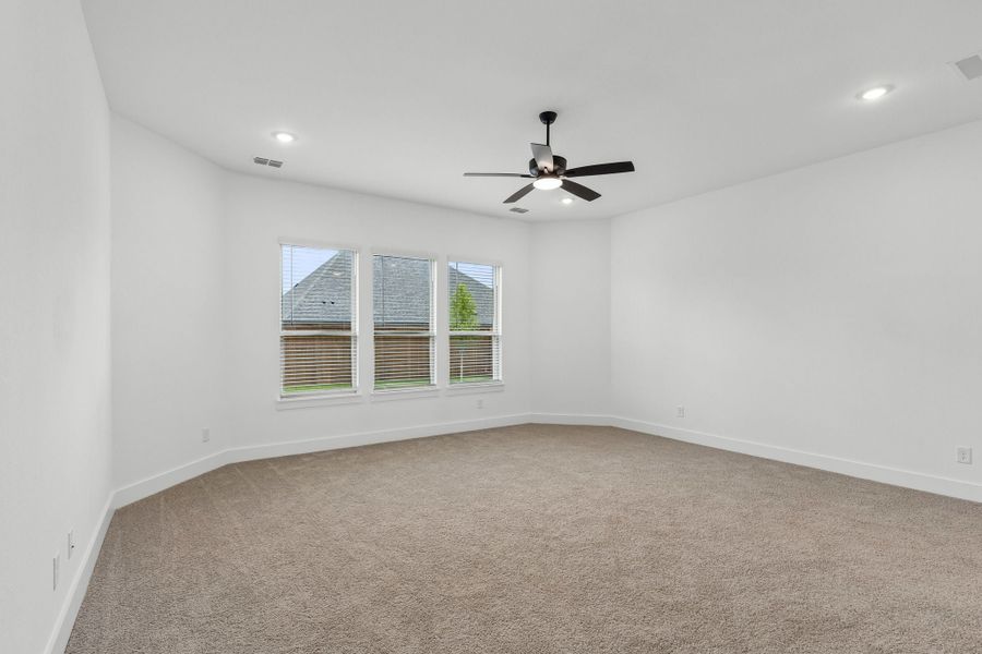 Spacious, unfurnished interior of a new home in Dove Hollow, Waxahachie (Image 26).