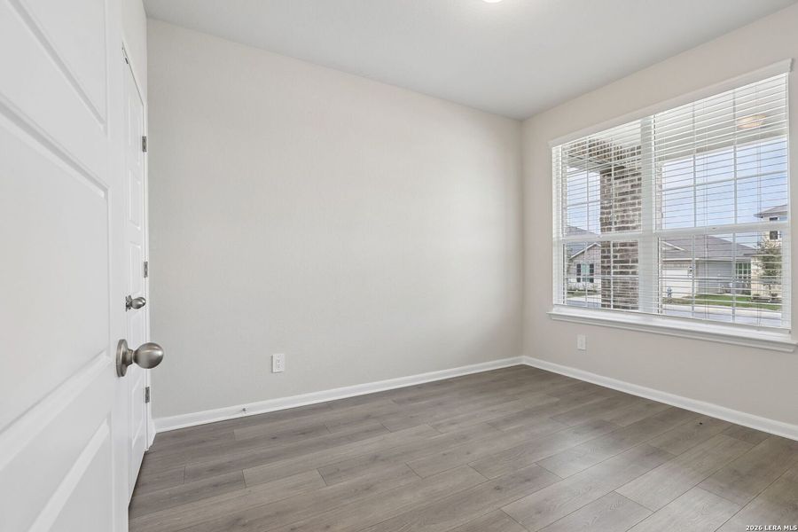 Spacious, unfurnished interior of a new home in Thomas Pond, San Antonio (Image 19).