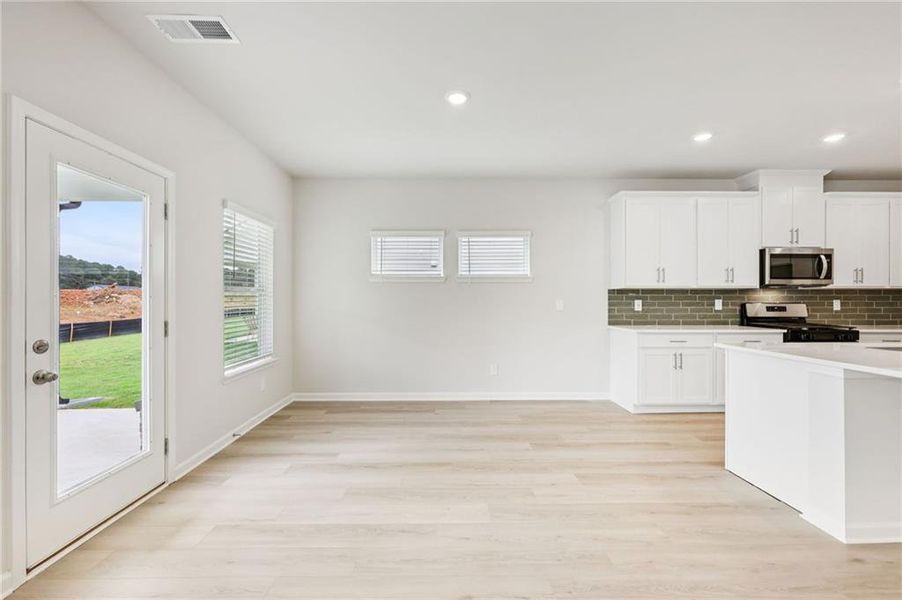 Spacious, unfurnished interior of a new home in Westmont Preserve, Powder Springs (Image 40).