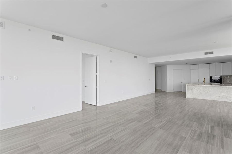 Spacious, unfurnished interior of a new home in , Tampa (Image 10).